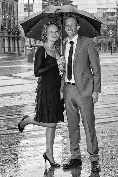 Brautpaar im Regen